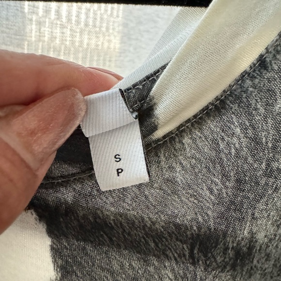 Burberry LOGO DETAIL COW PRINT COTTON OVERSIZED T-SHIRT IN BLACK - Picture 5 of 10